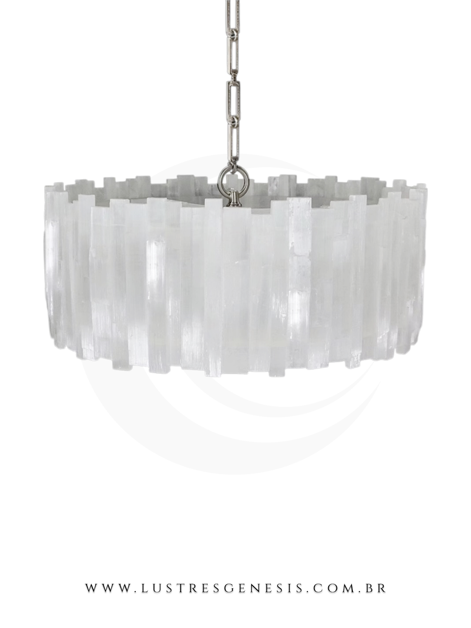 Lustre pendente de teto, com formato circular, feito com pedras naturais brancas e correntes de metal.